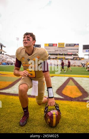 Le quarterback de l'État d'Arizona Paul Tyson (9) prie avant de quitter le terrain avant un match de football universitaire de la NCAA contre les Huskies de Washington à Tempe, Banque D'Images