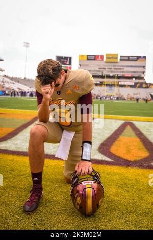 Le quarterback de l'État d'Arizona Paul Tyson (9) prie avant de quitter le terrain avant un match de football universitaire de la NCAA contre les Huskies de Washington à Tempe, Banque D'Images