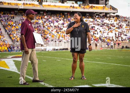 Jessica Pressley, une ancienne élève de l'État de l'Arizona, est honorée à mi-champ lors de la cérémonie au Hall of Ceremony de l'État de l'Arizona à la mi-temps d'un match de football universitaire de la NCAA Banque D'Images