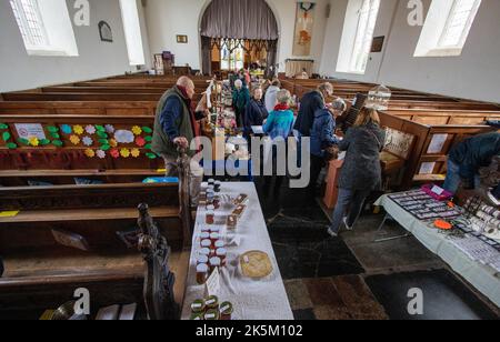 Marché mensuel le samedi à Laxfield, village du Suffolk et église de la Toussaint Banque D'Images