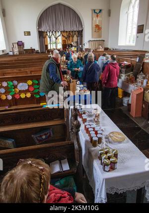 Marché mensuel le samedi à Laxfield, village du Suffolk et église de la Toussaint Banque D'Images