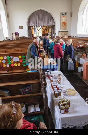 Marché mensuel le samedi à Laxfield, village du Suffolk et église de la Toussaint Banque D'Images