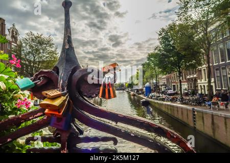 Amsterdam, pays-Bas. Octobre 2022. Lovelocks sur la rampe d'un pont au-dessus des canaux d'Amsterdam. Photo de haute qualité Banque D'Images