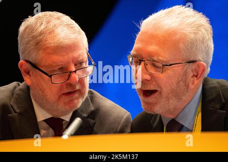 Aberdeen, Écosse, Royaume-Uni. 9th octobre 2022. Deuxième jour de la conférence SNP à Aberdeen. Personnel; Angus Robertson MSP (L) Secrétaire du Cabinet pour la Constitution, les Affaires extérieures et la Culture et Mike Russell ( R) Président et directeur politique du SNP unité pour l'indépendance du SNP. Iain Masterton/Alay Live News Banque D'Images