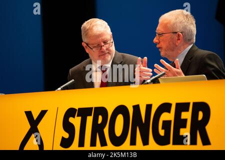 Aberdeen, Écosse, Royaume-Uni. 9th octobre 2022. Deuxième jour de la conférence SNP à Aberdeen. Personnel; Angus Robertson MSP (L) Secrétaire du Cabinet pour la Constitution, les Affaires extérieures et la Culture et Mike Russell ( R) Président et directeur politique du SNP unité pour l'indépendance du SNP. Iain Masterton/Alay Live News Banque D'Images