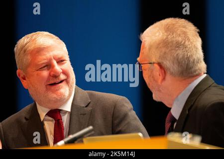 Aberdeen, Écosse, Royaume-Uni. 9th octobre 2022. Deuxième jour de la conférence SNP à Aberdeen. Personnel; Angus Robertson MSP (L) Secrétaire du Cabinet pour la Constitution, les Affaires extérieures et la Culture et Mike Russell ( R) Président et directeur politique du SNP unité pour l'indépendance du SNP. Iain Masterton/Alay Live News Banque D'Images