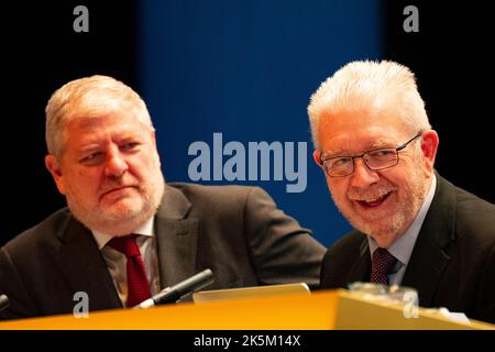 Aberdeen, Écosse, Royaume-Uni. 9th octobre 2022. Deuxième jour de la conférence SNP à Aberdeen. Personnel; Angus Robertson MSP (L) Secrétaire du Cabinet pour la Constitution, les Affaires extérieures et la Culture et Mike Russell ( R) Président et directeur politique du SNP unité pour l'indépendance du SNP. Iain Masterton/Alay Live News Banque D'Images