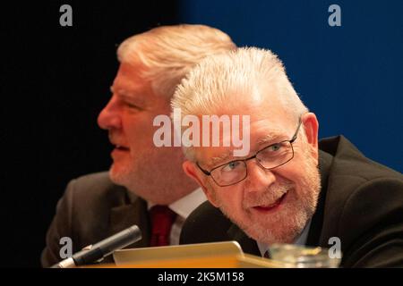 Aberdeen, Écosse, Royaume-Uni. 9th octobre 2022. Deuxième jour de la conférence SNP à Aberdeen. Personnel; Angus Robertson MSP (L) Secrétaire du Cabinet pour la Constitution, les Affaires extérieures et la Culture et Mike Russell ( R) Président et directeur politique du SNP unité pour l'indépendance du SNP. Iain Masterton/Alay Live News Banque D'Images