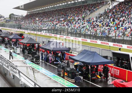 11 PEREZ Sergio (mex), Red Bull Racing RB18, dans la file pendant le drapeau rouge, drapeau rouge, drapeau rouge pendant le Grand Prix japonais de Formule 1 Honda 2022, 18th tour du Championnat du monde de Formule 1 de la FIA 2022 de 7 octobre à 9, 2022 sur le cours international de course de Suzuka, à Suzuka, Préfecture de Mie, Japon - photo Antonin Vincent / DPPI Banque D'Images