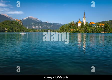Lac propre majestueux avec vieille église sur la petite île, lac Bled, Slovénie, Europe Banque D'Images