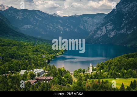 Vue incroyable depuis le sommet de la montagne. Lac de Bohinj et célèbre église sur le front de mer, Ribcev Laz, Slovénie, Europe Banque D'Images