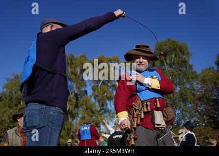 James Haggerty (à droite) participe aux Championnats du monde annuels de la Conker aux armes de Shuckburgh à Southwick, Peterborough. Date de la photo: Dimanche 9 octobre 2022. Banque D'Images