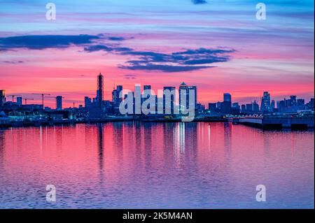 Vue sur Canary Wharf pendant un coucher de soleil, Londres Banque D'Images