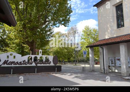 Lecco, Italie - 1 octobre 2022: Belle vue panoramique sur la place du parc public du monastère de Lavello avec panneau symbolique du monastère. Banque D'Images