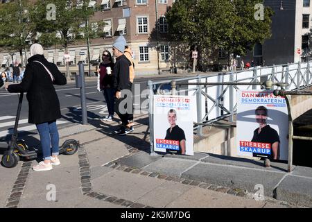 Copenahgen /Denmark/09 OIctober 2022/des personnes de divers partis politiques ont pendu leurs messages électoraux et des candidats des affiches et des bannières sur la rue et les pôles dans la capitale danoise le danemark votera le 1 novembre 2022 pour des élections parlementaires ddanish. (Photo. Francis Joseph Dean/Dean photos. Banque D'Images