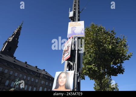 Copenahgen /Denmark/09 OIctober 2022/des personnes de divers partis politiques ont pendu leurs messages électoraux et des candidats des affiches et des bannières sur la rue et les pôles dans la capitale danoise le danemark votera le 1 novembre 2022 pour des élections parlementaires ddanish. (Photo. Francis Joseph Dean/Dean photos. Banque D'Images