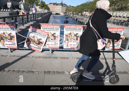 Copenahgen /Denmark/09 OIctober 2022/des personnes de divers partis politiques ont pendu leurs messages électoraux et des candidats des affiches et des bannières sur la rue et les pôles dans la capitale danoise le danemark votera le 1 novembre 2022 pour des élections parlementaires ddanish. (Photo. Francis Joseph Dean/Dean photos. Banque D'Images