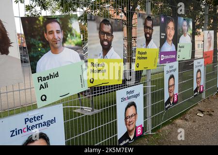 Copenahgen /Denmark/09 OIctober 2022/des personnes de divers partis politiques ont pendu leurs messages électoraux et des candidats des affiches et des bannières sur la rue et les pôles dans la capitale danoise le danemark votera le 1 novembre 2022 pour des élections parlementaires ddanish. (Photo. Francis Joseph Dean/Dean photos. Banque D'Images