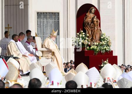 Vatican, Vatican. 09th octobre 2022. Italie, Rome, Vatican, 22/10/09 le pape François célèbre une messe pour la canonisation de deux nouveaux saints, Giovanni Battista Scalabrini et Artemide Zatti, sur la place Saint-Pierre au Vatican Photographie par les médias du Vatican /Catholic Press photo. LIMITÉ À L'USAGE ÉDITORIAL - PAS DE MARKETING - PAS DE CAMPAGNES PUBLICITAIRES crédit: Agence de photo indépendante/Alamy Live News Banque D'Images