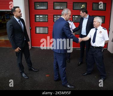 Tanaiste Leo Varadkar (à gauche) et Taoiseach Micheal Martin (au centre) rencontrent le chef des pompiers Joesph McTaggart (à droite) à la caserne de Letterkenny à la suite de l'explosion à la station de service Applegreen dans le village de Creeslough à Co Donegal, où dix personnes ont été confirmées. Date de la photo: Dimanche 9 octobre 2022. Banque D'Images