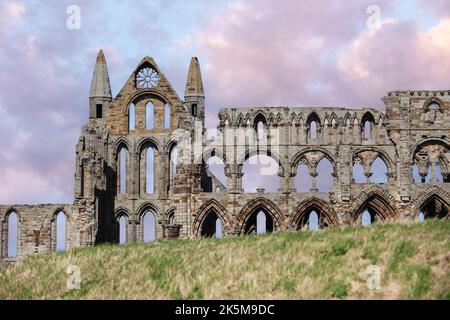 Whitby, Yorkshire, royaume-uni, 23, mars 2014, vue sur l'emblématique abbaye de Whitby, dans le nord du Yorkshire Banque D'Images