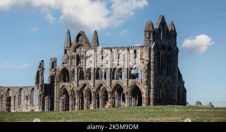 Whitby, Yorkshire, royaume-uni, 23, mars 2014, vue sur l'emblématique abbaye de Whitby, dans le nord du Yorkshire Banque D'Images