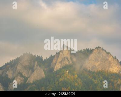 Vue sur le pic de Trzy Korony (trois couronnes) dans le parc national de Pieniny. Vue panoramique sur une journée d'automne ensoleillée depuis le rafting sur la rivière Dunajec. Pologne, Europe Banque D'Images