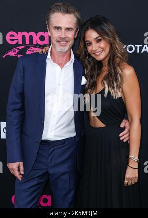 Hollywood, États-Unis. 08th octobre 2022. HOLLYWOOD, LOS ANGELES, CALIFORNIE, États-Unis - OCTOBRE 08 : l'acteur américain Sam Trammel et sa petite amie/actrice canadienne Emmanuelle Chriqui arrivent au Gala 2022 des prix de l'Association des médias environnementaux qui s'est tenu aux studios Sunset Las Palmas sur 8 octobre 2022 à Hollywood, Los Angeles, Californie, États-Unis. (Photo de Xavier Collin/image Press Agency) Credit: Image Press Agency/Alay Live News Banque D'Images
