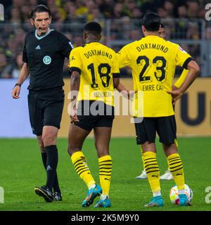 Dortmund, Rhénanie-du-Nord-Westphalie, Allemagne. 8th octobre 2022. L'arbitre DENIZ AYTEKIN (à l'extrême gauche) s'entretient avec les joueurs de Borussia Dortmund YOUSSOUFA MOUKOKO (18, au centre) et EMRE CAN (23, à droite) dans le match Borussia Dortmund contre FC Bayern Munich dans le parc signal Iduna de Dortmund, en Allemagne, sur 8 octobre 2022. (Credit image: © Kai Dambach/ZUMA Press Wire) Credit: ZUMA Press, Inc./Alamy Live News Banque D'Images