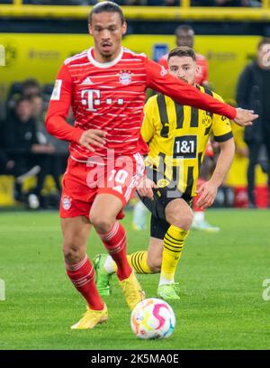 Dortmund, Rhénanie-du-Nord-Westphalie, Allemagne. 8th octobre 2022. Le joueur du FC Bayern Munich LEROY SANE (10) se dirige vers le but dans le Borussia Dortmund contre le match du FC Bayern Munich dans le parc signal Iduna à Dortmund, Allemagne sur 8 octobre 2022. (Credit image: © Kai Dambach/ZUMA Press Wire) Credit: ZUMA Press, Inc./Alamy Live News Banque D'Images