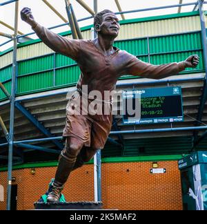 Plymouth, Royaume-Uni, 9th octobre 2022. Une nouvelle statue à l'extérieur du stade Home Park Plymouth Argyles pour commémorer Jack Leslie, un joueur noir qui a joué pour Plymouth Argyle en 1920s et 30s. Il a été sélectionné pour jouer pour l'équipe d'Angleterre en 1925 mais n'a jamais été choisi. On croyait que la décision était due au racisme. Crédit : charlie bryan/Alay Live News Banque D'Images