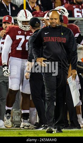 08 octobre 2022 Palo Alto, CA États-Unis l'entraîneur-chef de Stanford David Shaw sur le terrain pendant le match de football NCAA entre les castors de l'État de l'Oregon et le Cardinal de Stanford. L'État de l'Oregon a battu Stanford 28-27at Stanford Stadium Palo Alto, CA Thurman James/CSM Banque D'Images