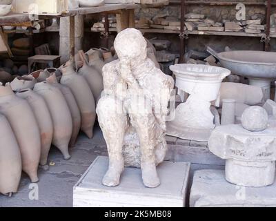 Plâtre coulé d'une des victimes de l'éruption du Vésuve dans l'AD 79, Pompéi, Italie Banque D'Images