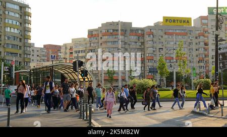 Personnes traversant la rue, venant de métro ou arrêt de tram, à la station Obor à l'heure de pointe à Bucarest, Roumanie sur 16 mai 2022 Banque D'Images