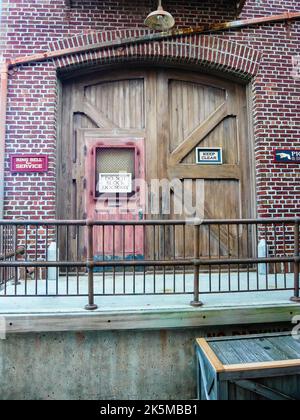 Panneaux sur les portes de chargement doubles à l'arrière d'un bâtiment à l'ancienne Banque D'Images