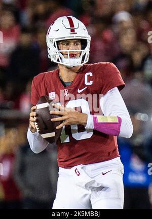 08 octobre 2022 Palo Alto, CA États-Unis le quarterback de Stanford Tanner McKee (18) cherche un récepteur ouvert pendant le match de football de la NCAA entre les castors de l'État de l'Oregon et le Cardinal de Stanford. L'État de l'Oregon a battu Stanford 28-27at Stanford Stadium Palo Alto, CA Thurman James/CSM Banque D'Images