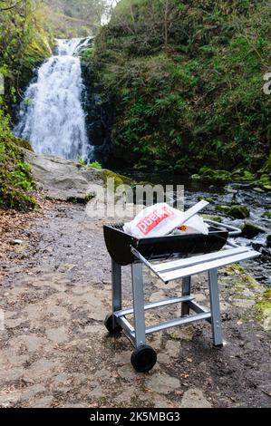 Barbecue à roulettes abandonné au centre de beauté Glenoe Waterfall, Irlande du Nord, Royaume-Uni Banque D'Images