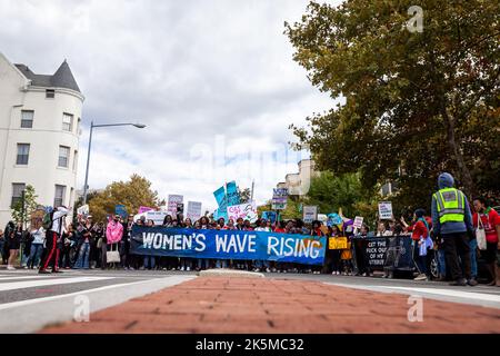 Washington, États-Unis. 08th octobre 2022. La bannière principale de la Marche des femmes pour les droits en matière de reproduction à Washington. La marche a été l'événement phare d'une manifestation nationale de la « vague des femmes » dans des centaines de villes des États-Unis. La Marche des femmes a organisé les manifestations en réponse à l'avis Dobbs c. JWHO de la Cour suprême, qui a renversé Roe c. Wade, éliminant le droit fédéral à l'avortement. Crédit : SOPA Images Limited/Alamy Live News Banque D'Images