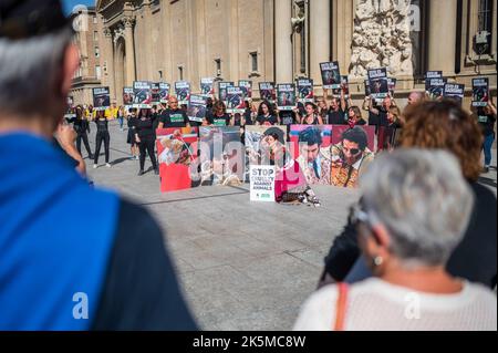 Manifestation contre les corridas organisées par AnimaNaturalis sur la Plaza del Pilar lors de la Fiestas annuelle de Pilar, Saragosse, Espagne Banque D'Images