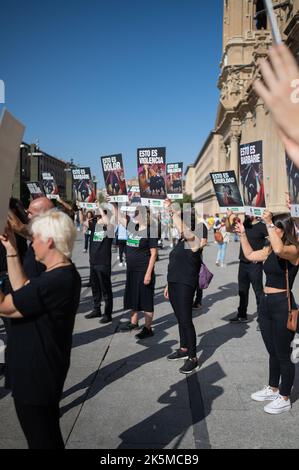 Manifestation contre les corridas organisées par AnimaNaturalis sur la Plaza del Pilar lors de la Fiestas annuelle de Pilar, Saragosse, Espagne Banque D'Images