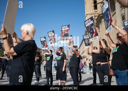 Manifestation contre les corridas organisées par AnimaNaturalis sur la Plaza del Pilar lors de la Fiestas annuelle de Pilar, Saragosse, Espagne Banque D'Images