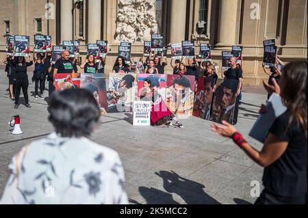 Manifestation contre les corridas organisées par AnimaNaturalis sur la Plaza del Pilar lors de la Fiestas annuelle de Pilar, Saragosse, Espagne Banque D'Images