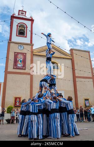 Plaza de la Iglesia, Rojales, Valence, Espagne. 9th octobre 2022. Le 9th octobre de chaque année, les habitants de Valence célèbrent la journée nationale de leur région autonome. Il s'agit d'une commémoration historique de la date de 1238 où le roi Jacques Ier est entré officiellement dans la ville de Valence, la libérant de la domination mauresque. La date est également la célébration de 40 ans de Statut d'autonomie. Des manifestations locales ont lieu, comme sur la place de Rojales, à l'extérieur de l'église Parroquia de San Pedro Apóstol avec les acrobates des pyramides humaines de Muixeranga d'Alicante Banque D'Images