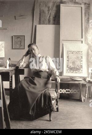 Photographie de l'artiste suédoise Hilma af Klint (1862–1944) dans son studio de Hamngatan à Stockholm. Banque D'Images