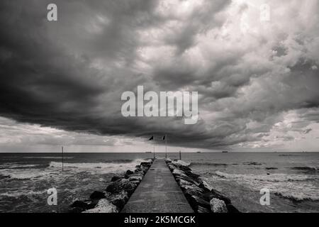Tempête d'été nuages sur la plage Lido di Venezia à Venise, Italie en noir et blanc monochrome Banque D'Images