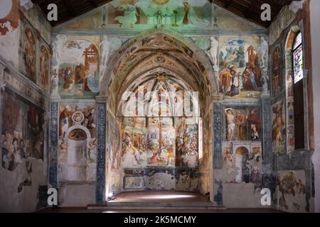 San Daniele del Friuli - 21 août 2022 : Chapelle de l'église de San Antonio Abate à San Daniele, ornée d'un cycle de fresques peintes par Martino da Udin Banque D'Images