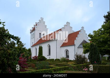 Église blanche scandinave avec une tour et gradins gables à Kirke Hyllinge, Danemark, Oktober 4, 2022 Banque D'Images