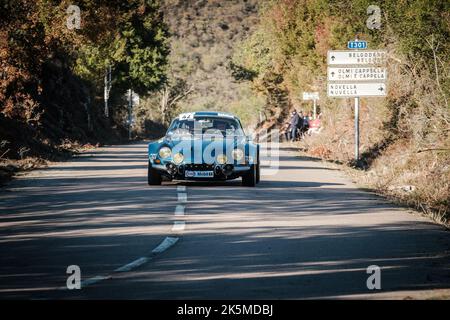 Novella, Corse, France - 7th octobre 2022 : Christian Chambord et Patrick Fourestie concourent dans leur Alpine A110 dans le Tour de Corse Historique 2022 Banque D'Images