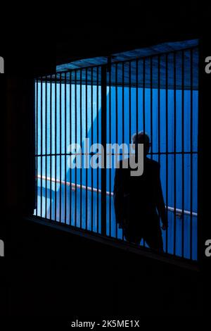 Homme passant devant des chemins de fer en direction de l'un des passages souterrains du tunnel autour du BFI IMAX à Waterloo, Londres, Royaume-Uni, en septembre Banque D'Images