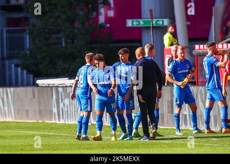 UTRECHT, PAYS-BAS - OCTOBRE 9 : Jordy Clasie d'AZ Alkmaar, Myron van Brederode d'AZ Alkmaar, Milos Kerkez d'AZ Alkmaar, entraîneur-chef Pascal Jansen d'AZ Alkmaar célébrant le 0-1 lors du match néerlandais Eredivisie entre le FC Utrecht et AZ Alkmaar à Stadion Galgenwaard sur 9 octobre, 2022 à Utrecht, pays-Bas (photo de Ben gal/Orange Pictures) Banque D'Images